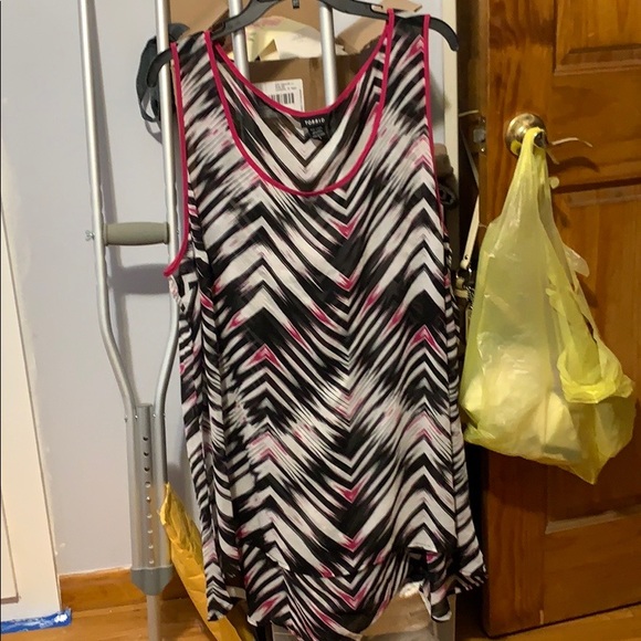 IKAT PRINT HI-LO CHIFFON TANK TOP - Picture 3 of 4